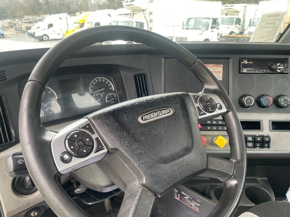 Day Cab Tractor-Heavy Duty Tractors-Freightliner-2019-T12664ST-Forest Park-GA-289,868\n\t\tmiles-$ 51,250 - Image 11