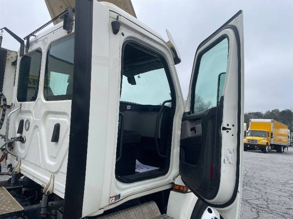 Day Cab Tractor-Heavy Duty Tractors-Freightliner-2019-T12664ST-Forest Park-GA-289,868\n\t\tmiles-$ 51,250 - Image 12