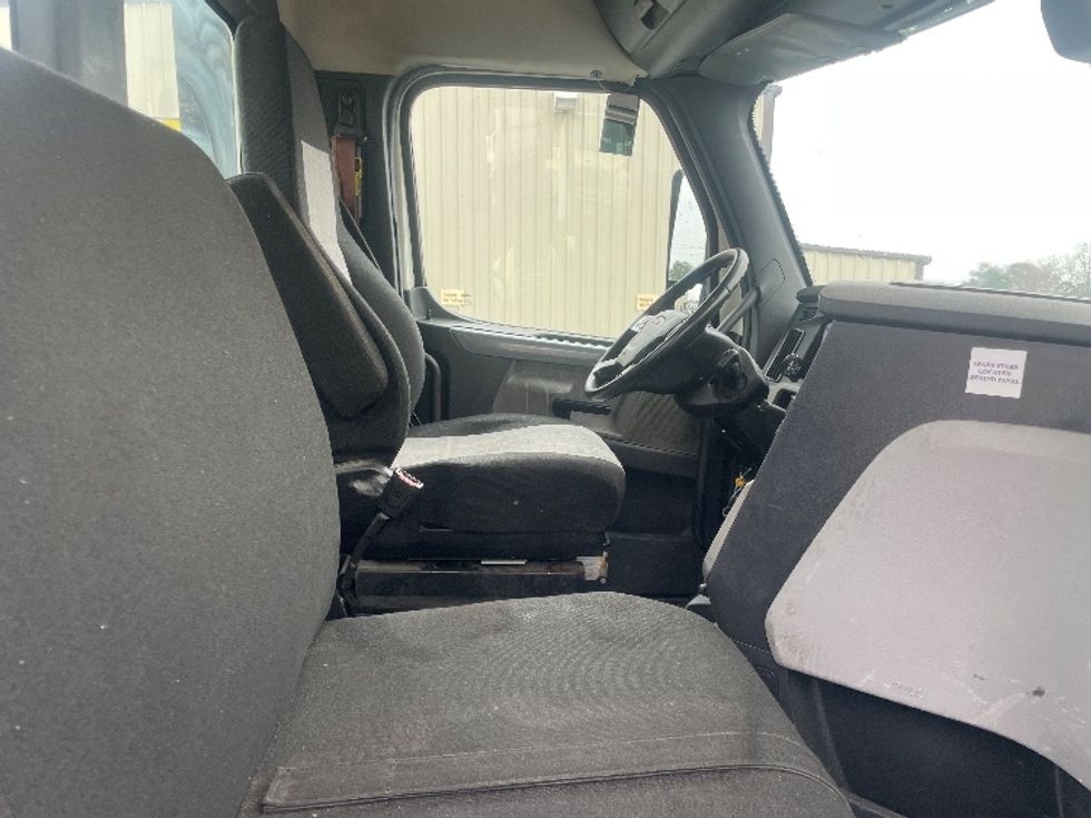 Day Cab Tractor-Heavy Duty Tractors-Freightliner-2019-T12664ST-Forest Park-GA-289,868\n\t\tmiles-$ 51,250 - Image 14