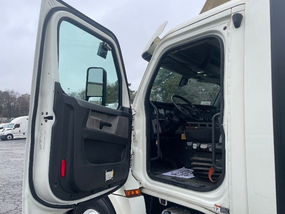 Day Cab Tractor-Heavy Duty Tractors-Freightliner-2019-T12664ST-Forest Park-GA-289,868\n\t\tmiles-$ 51,250 - Image 9