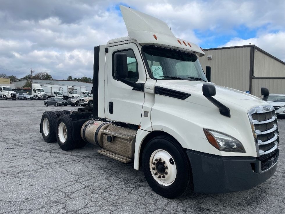 Day Cab Tractor-Heavy Duty Tractors-Freightliner-2019-T12664ST-Forest Park-GA-303,787\n\t\tmiles-$ 50,250 - Image 1