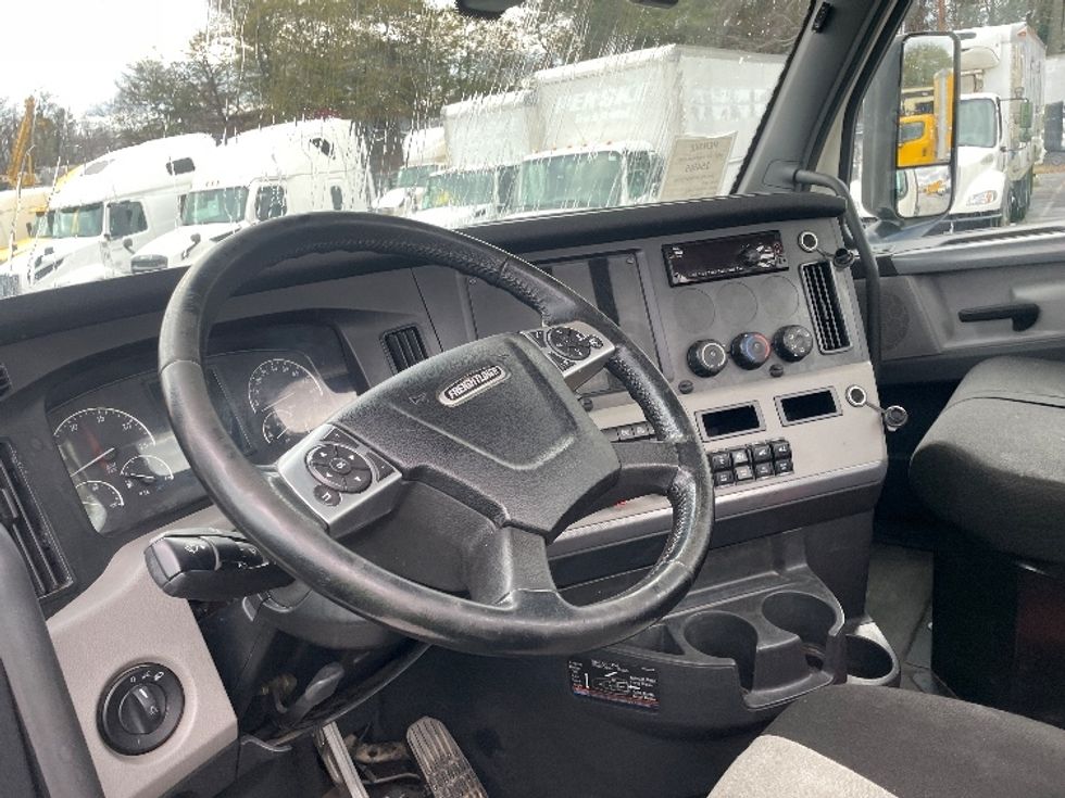 Day Cab Tractor-Heavy Duty Tractors-Freightliner-2019-T12664ST-Forest Park-GA-303,787\n\t\tmiles-$ 50,250 - Image 10