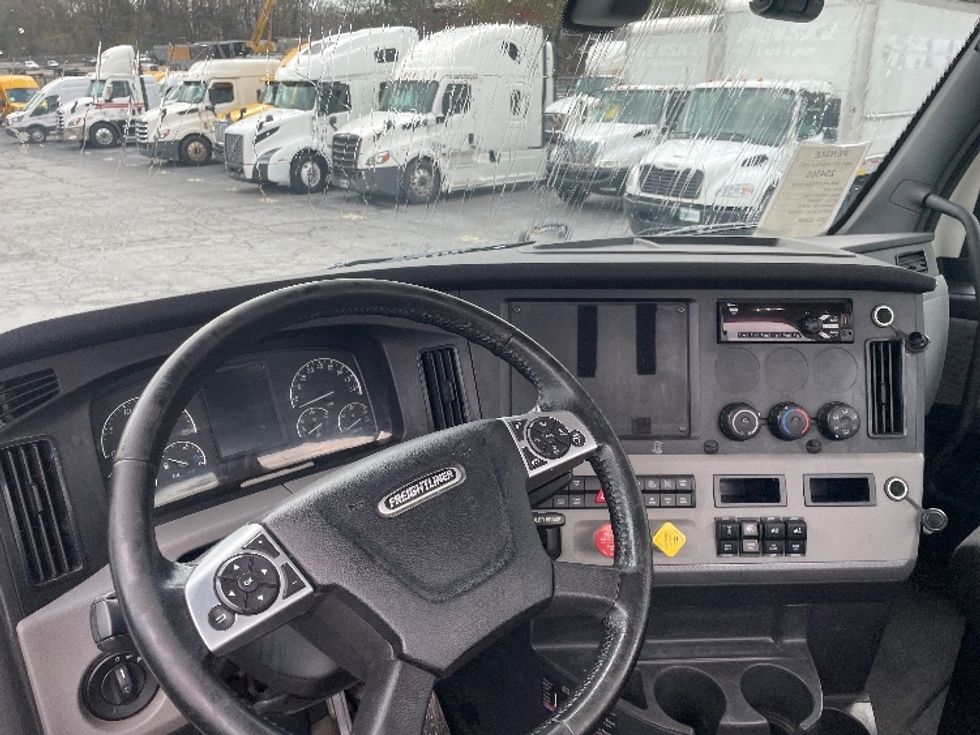 Day Cab Tractor-Heavy Duty Tractors-Freightliner-2019-T12664ST-Forest Park-GA-303,787\n\t\tmiles-$ 50,250 - Image 11