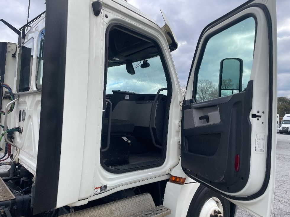 Day Cab Tractor-Heavy Duty Tractors-Freightliner-2019-T12664ST-Forest Park-GA-303,787\n\t\tmiles-$ 50,250 - Image 12