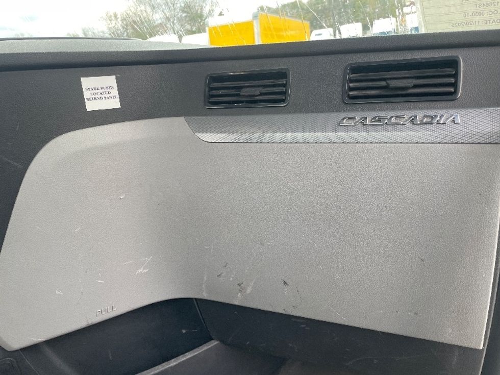 Day Cab Tractor-Heavy Duty Tractors-Freightliner-2019-T12664ST-Forest Park-GA-303,787\n\t\tmiles-$ 50,250 - Image 13