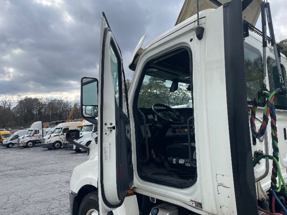 Day Cab Tractor-Heavy Duty Tractors-Freightliner-2019-T12664ST-Forest Park-GA-303,787\n\t\tmiles-$ 50,250 - Image 9