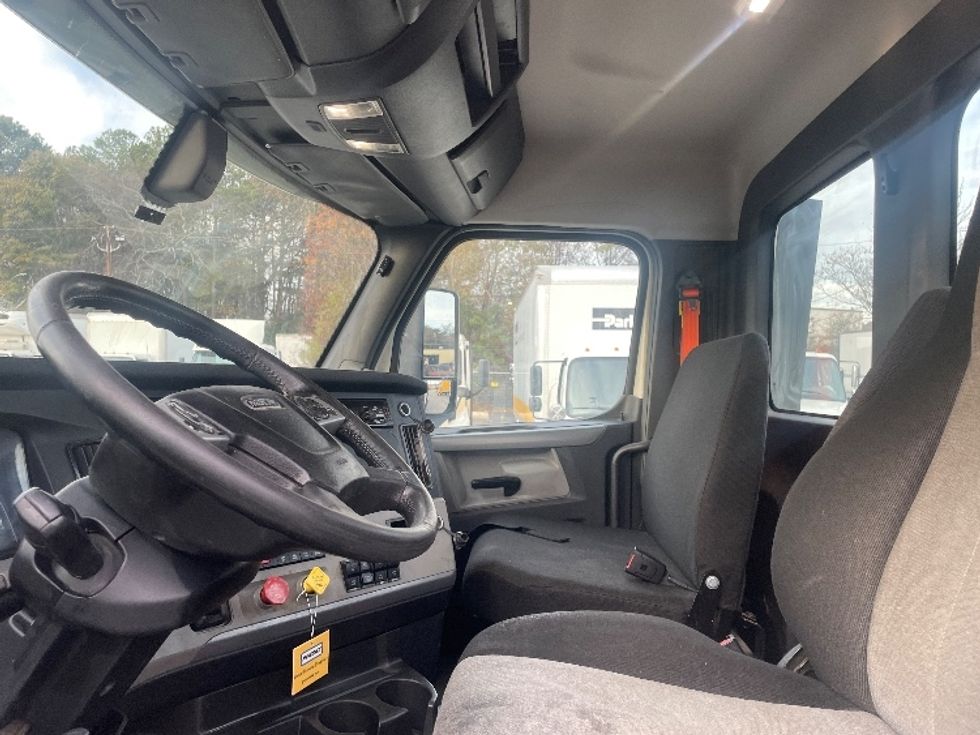 Day Cab Tractor-Heavy Duty Tractors-Freightliner-2019-T12664ST-Forest Park-GA-350,000\n\t\tmiles-$ 47,750 - Image 10