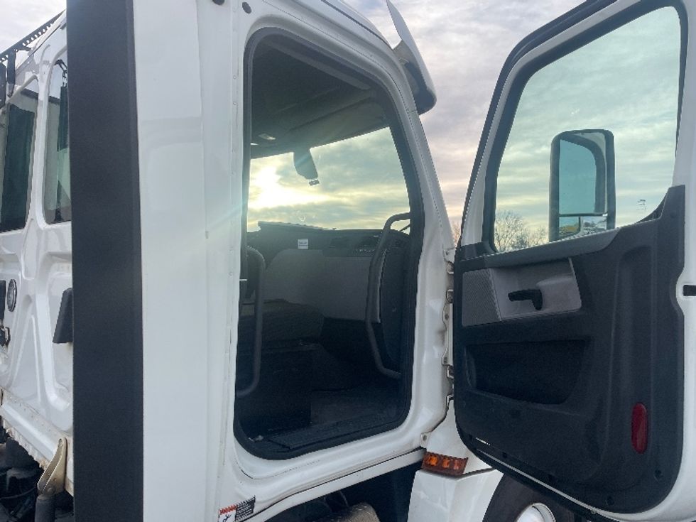 Day Cab Tractor-Heavy Duty Tractors-Freightliner-2019-T12664ST-Forest Park-GA-350,000\n\t\tmiles-$ 47,750 - Image 12