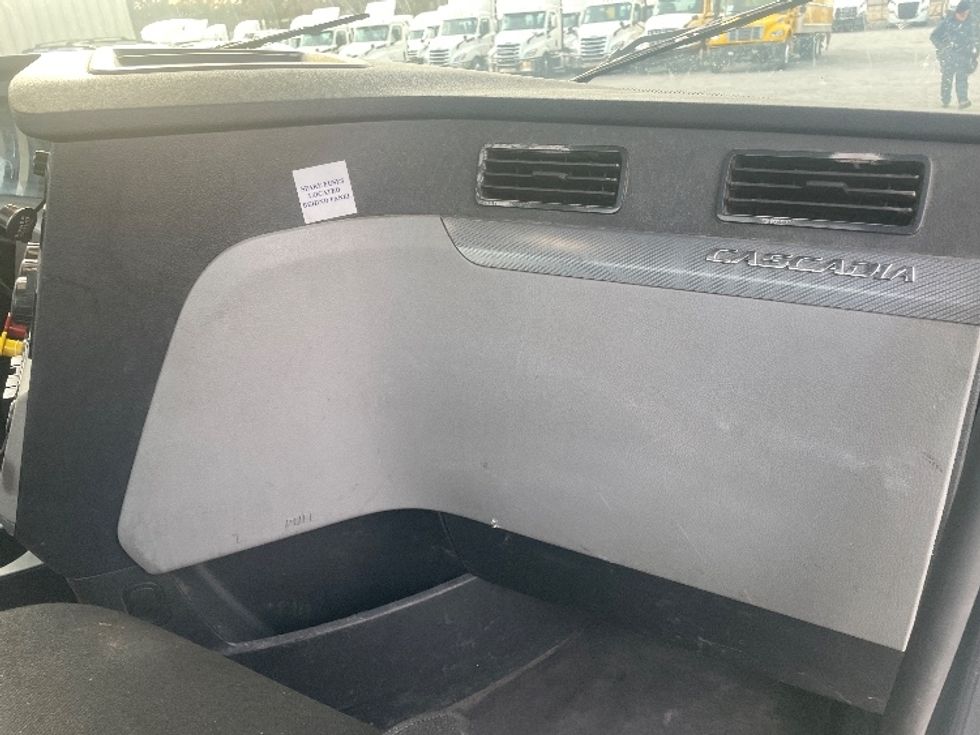 Day Cab Tractor-Heavy Duty Tractors-Freightliner-2019-T12664ST-Forest Park-GA-350,000\n\t\tmiles-$ 47,750 - Image 13