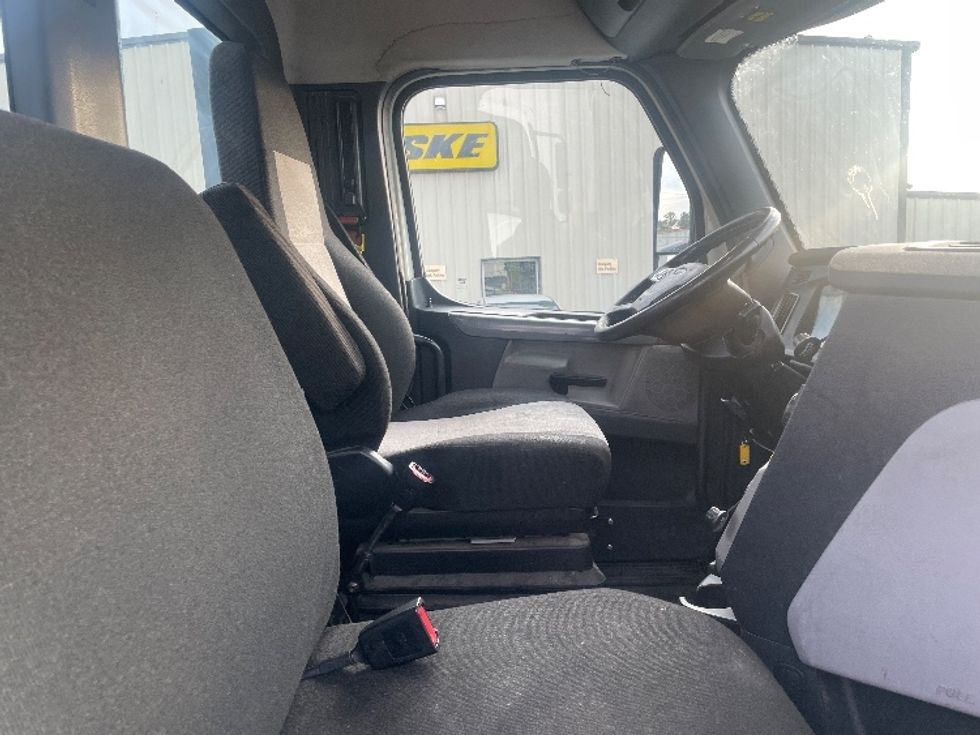 Day Cab Tractor-Heavy Duty Tractors-Freightliner-2019-T12664ST-Forest Park-GA-350,000\n\t\tmiles-$ 47,750 - Image 14