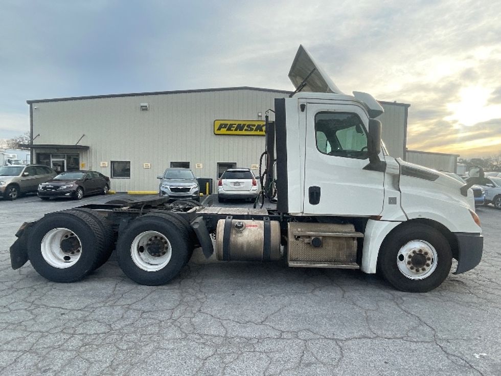 Day Cab Tractor-Heavy Duty Tractors-Freightliner-2019-T12664ST-Forest Park-GA-350,000\n\t\tmiles-$ 47,750 - Image 8