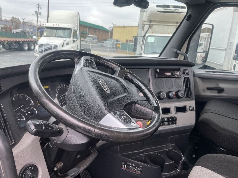Day Cab Tractor-Heavy Duty Tractors-Freightliner-2019-T12664ST-Forest Park-GA-370,050\n\t\tmiles-$ 46,750 - Image 10