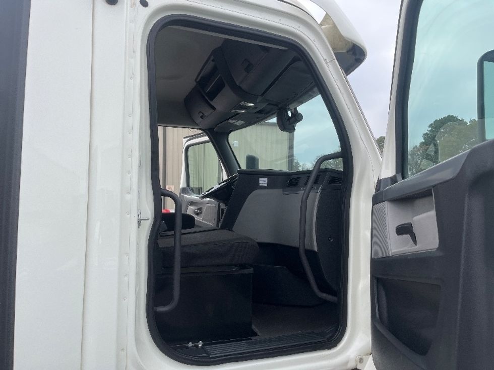 Day Cab Tractor-Heavy Duty Tractors-Freightliner-2019-T12664ST-Forest Park-GA-370,050\n\t\tmiles-$ 46,750 - Image 12