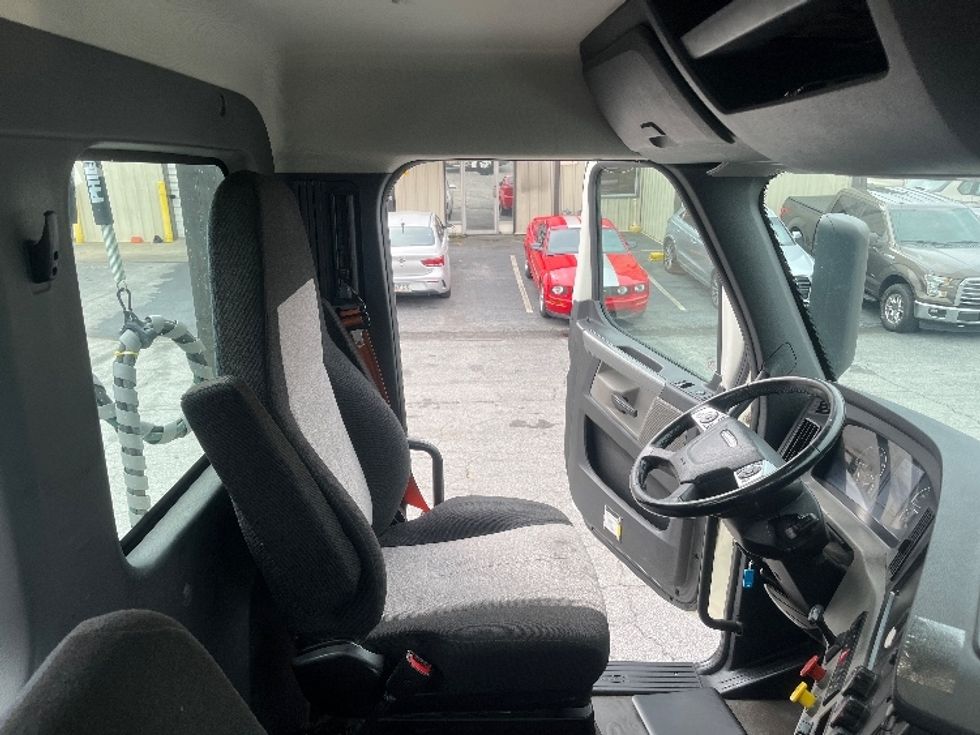 Day Cab Tractor-Heavy Duty Tractors-Freightliner-2019-T12664ST-Forest Park-GA-370,050\n\t\tmiles-$ 46,750 - Image 14