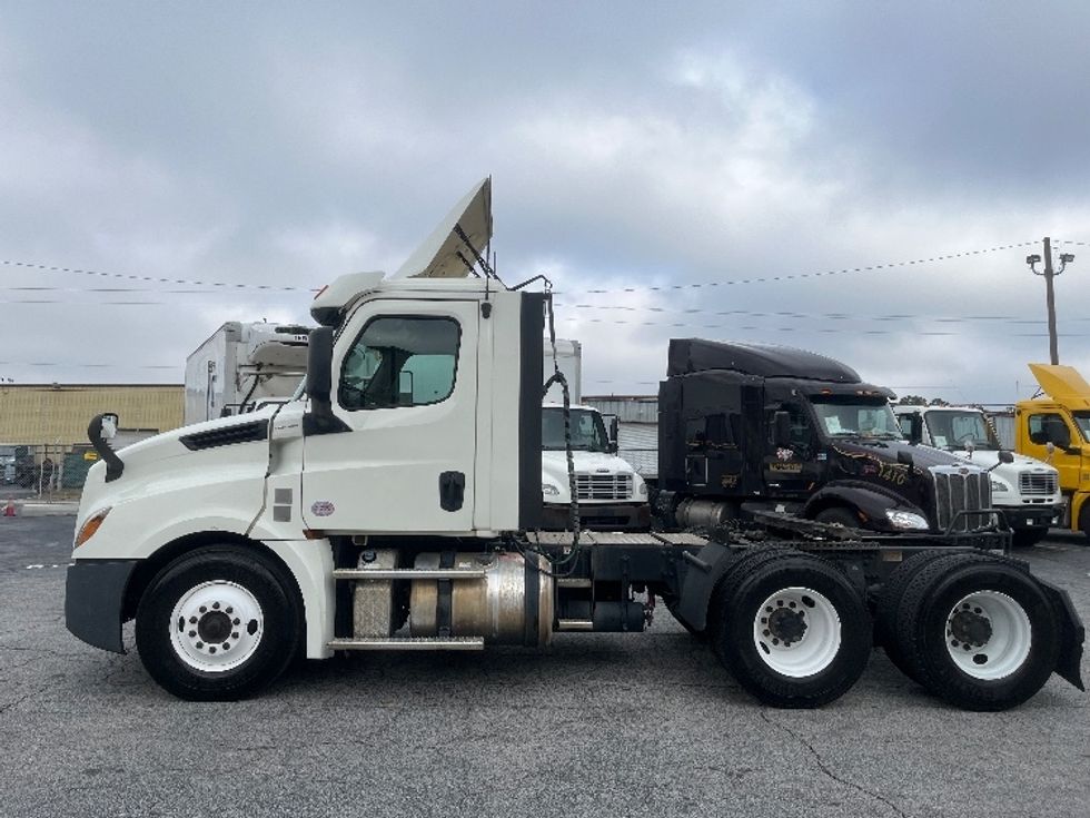 Day Cab Tractor-Heavy Duty Tractors-Freightliner-2019-T12664ST-Forest Park-GA-370,050\n\t\tmiles-$ 46,750 - Image 4