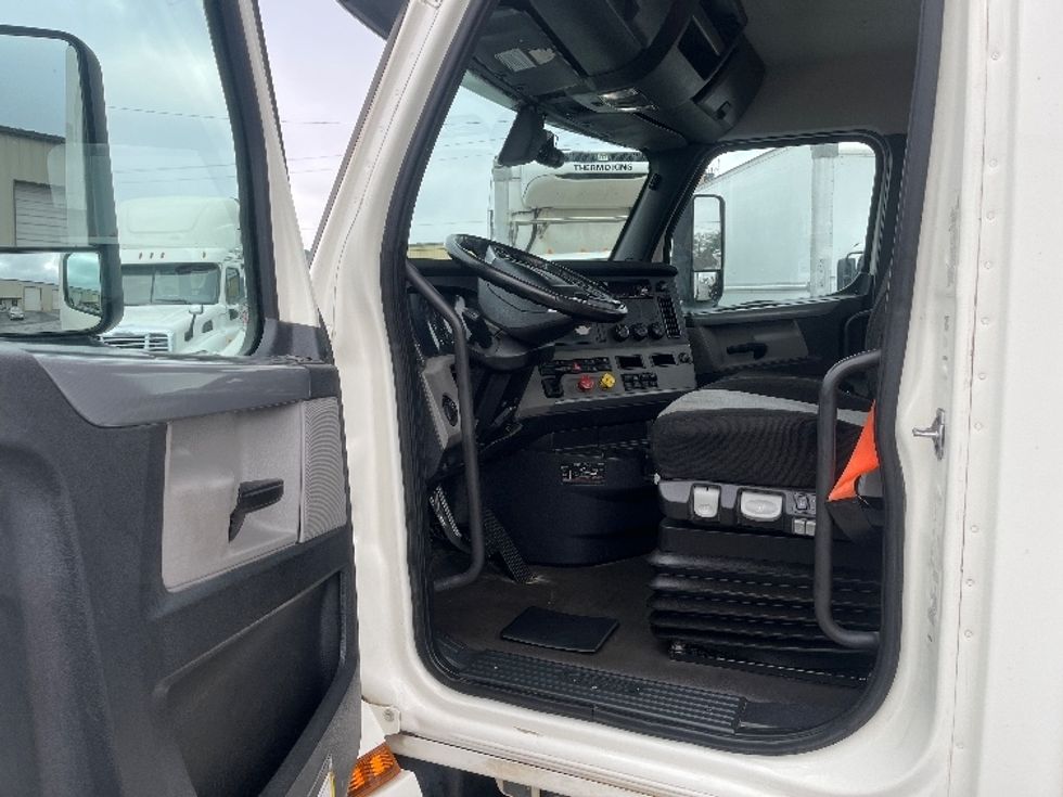 Day Cab Tractor-Heavy Duty Tractors-Freightliner-2019-T12664ST-Forest Park-GA-370,050\n\t\tmiles-$ 46,750 - Image 9