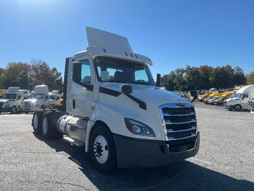 Day Cab Tractor-Heavy Duty Tractors-Freightliner-2019-T12664ST-Forest Park-GA-403,846\n\t\tmiles-$ 44,750 - Image 1