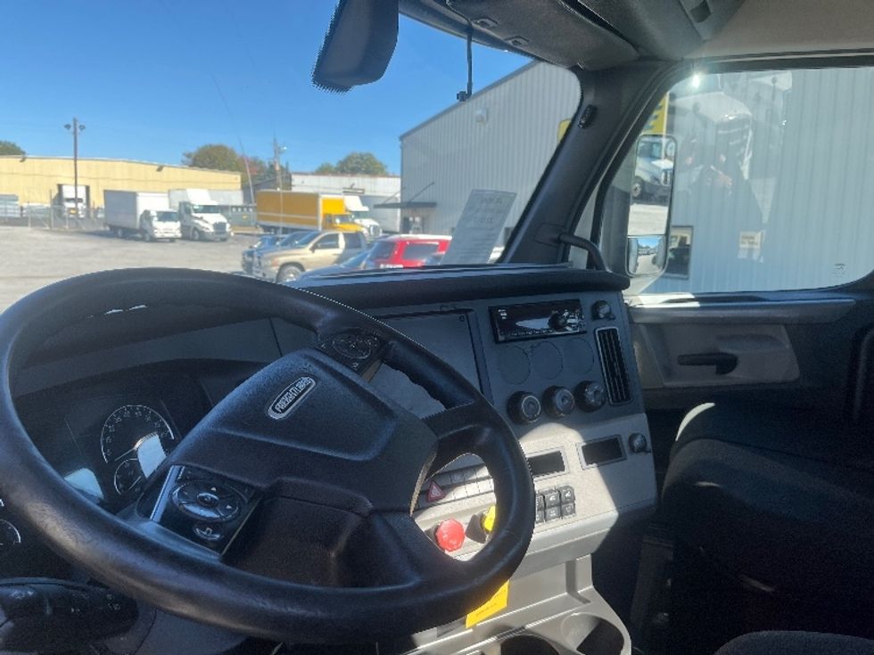 Day Cab Tractor-Heavy Duty Tractors-Freightliner-2019-T12664ST-Forest Park-GA-403,846\n\t\tmiles-$ 44,750 - Image 10