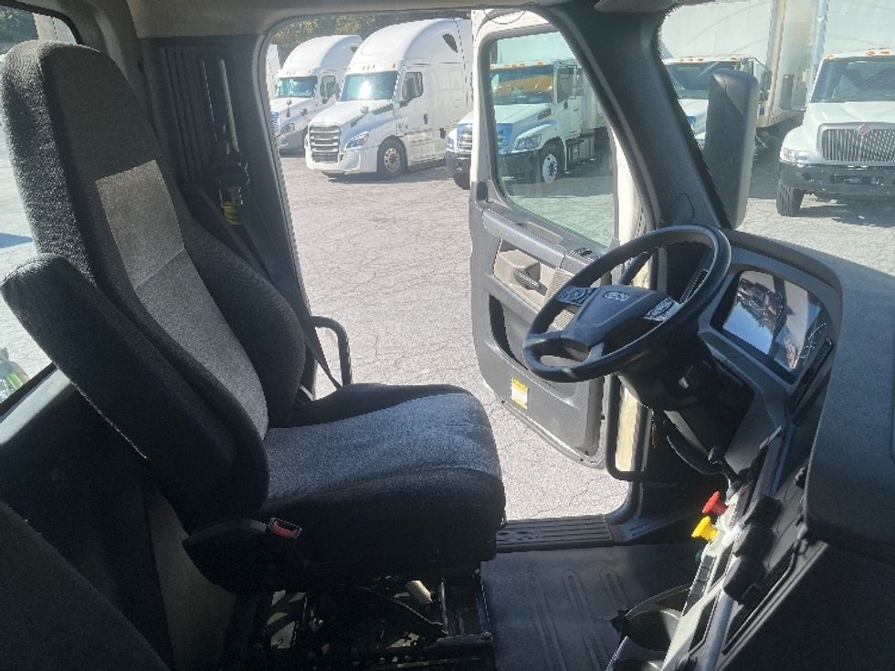 Day Cab Tractor-Heavy Duty Tractors-Freightliner-2019-T12664ST-Forest Park-GA-403,846\n\t\tmiles-$ 44,750 - Image 14