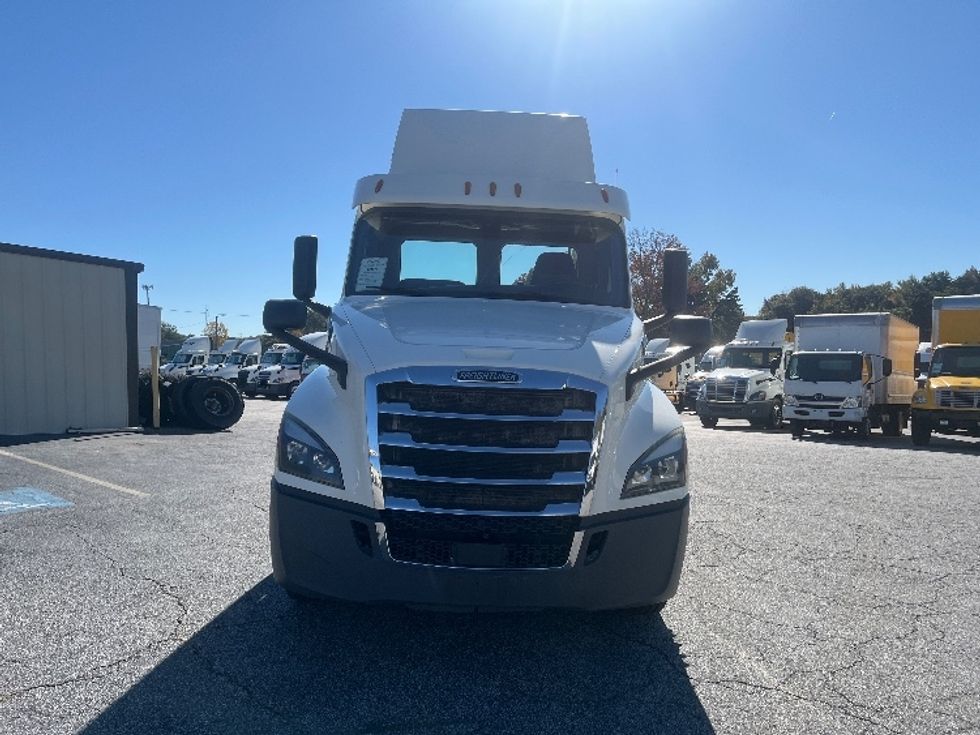 2019 Freightliner Cascadia 126" Day cab photo 2