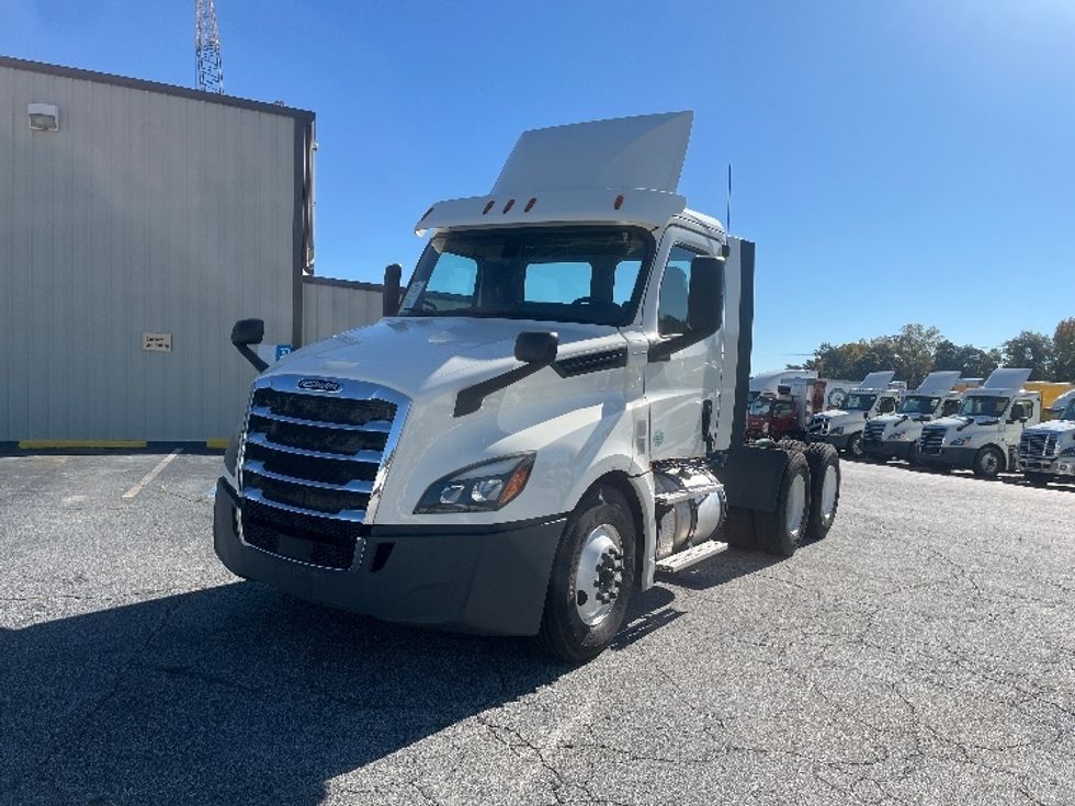 2019 Freightliner Cascadia 126" Day cab photo 3