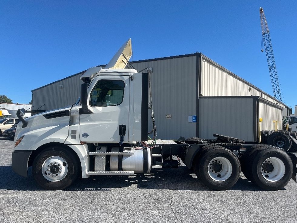 2019 Freightliner Cascadia 126" Day cab photo 4
