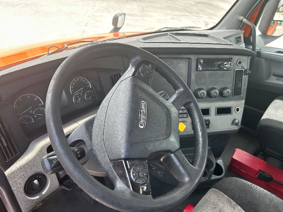 Day Cab Tractor-Heavy Duty Tractors-Freightliner-2019-T12664ST-Forest Park-GA-445,062\n\t\tmiles-$ 38,250 - Image 10