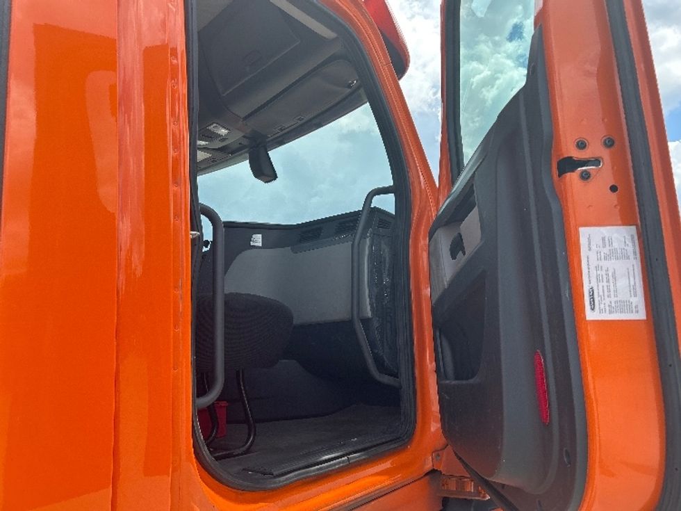 Day Cab Tractor-Heavy Duty Tractors-Freightliner-2019-T12664ST-Forest Park-GA-445,062\n\t\tmiles-$ 38,250 - Image 12