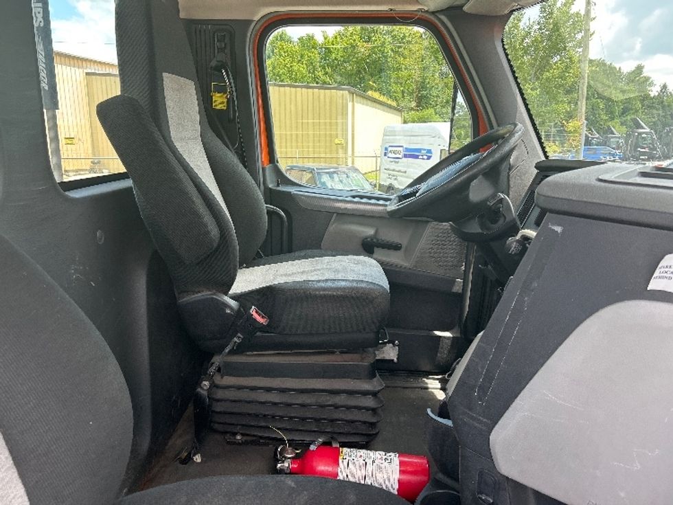 Day Cab Tractor-Heavy Duty Tractors-Freightliner-2019-T12664ST-Forest Park-GA-445,062\n\t\tmiles-$ 38,250 - Image 14