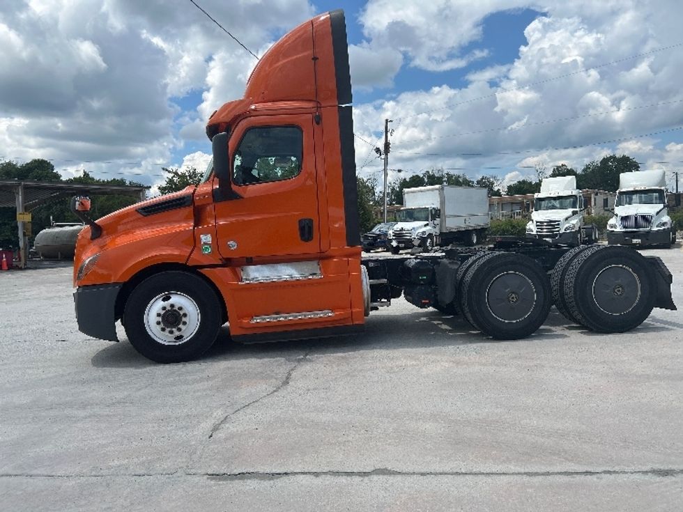 Day Cab Tractor-Heavy Duty Tractors-Freightliner-2019-T12664ST-Forest Park-GA-445,062\n\t\tmiles-$ 38,250 - Image 4