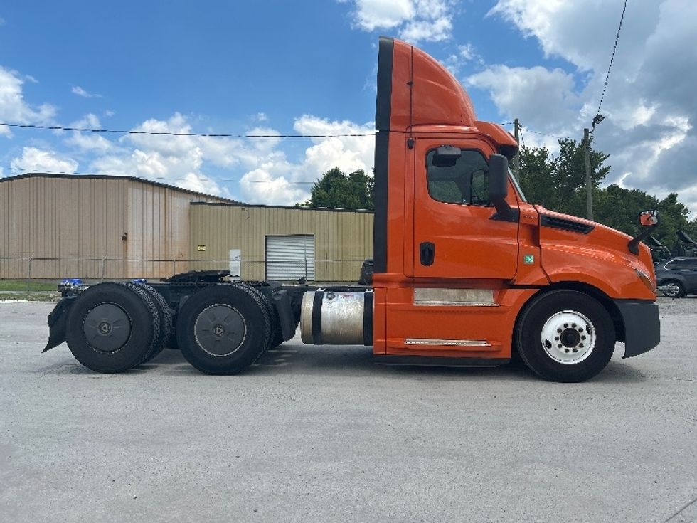 Day Cab Tractor-Heavy Duty Tractors-Freightliner-2019-T12664ST-Forest Park-GA-445,062\n\t\tmiles-$ 38,250 - Image 8