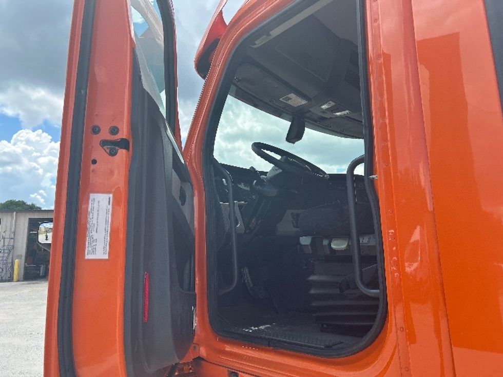 Day Cab Tractor-Heavy Duty Tractors-Freightliner-2019-T12664ST-Forest Park-GA-445,062\n\t\tmiles-$ 38,250 - Image 9