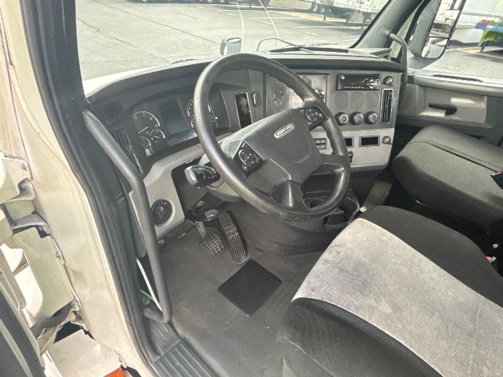 Day Cab Tractor-Heavy Duty Tractors-Freightliner-2019-T12664ST-Forest Park-GA-462,136\n\t\tmiles-$ 38,250 - Image 10