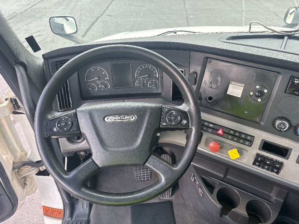 Day Cab Tractor-Heavy Duty Tractors-Freightliner-2019-T12664ST-Forest Park-GA-462,136\n\t\tmiles-$ 38,250 - Image 11