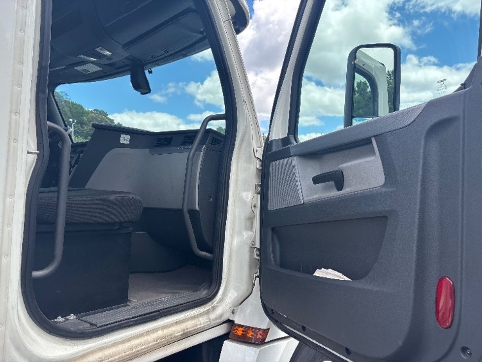 Day Cab Tractor-Heavy Duty Tractors-Freightliner-2019-T12664ST-Forest Park-GA-462,136\n\t\tmiles-$ 38,250 - Image 12