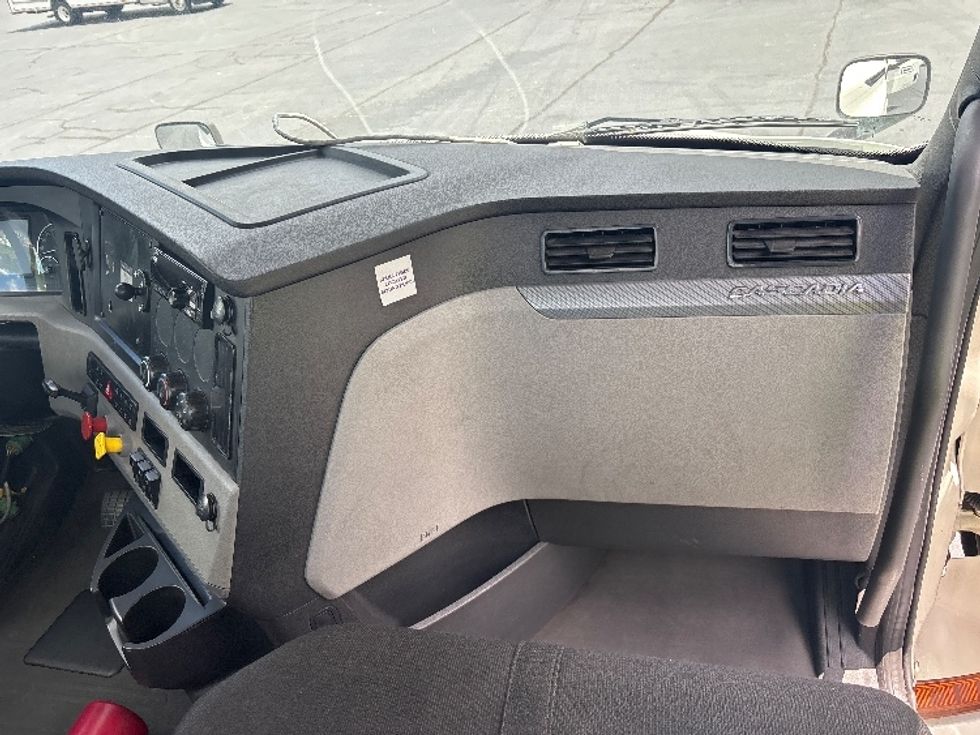 Day Cab Tractor-Heavy Duty Tractors-Freightliner-2019-T12664ST-Forest Park-GA-462,136\n\t\tmiles-$ 38,250 - Image 13