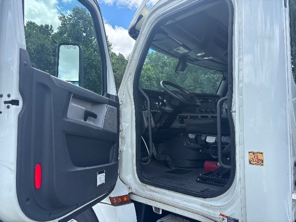 Day Cab Tractor-Heavy Duty Tractors-Freightliner-2019-T12664ST-Forest Park-GA-462,136\n\t\tmiles-$ 38,250 - Image 9