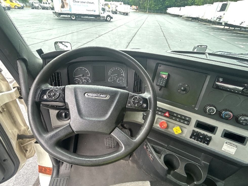 Day Cab Tractor-Heavy Duty Tractors-Freightliner-2019-T12664ST-Forest Park-GA-476,702\n\t\tmiles-$ 36,250 - Image 11