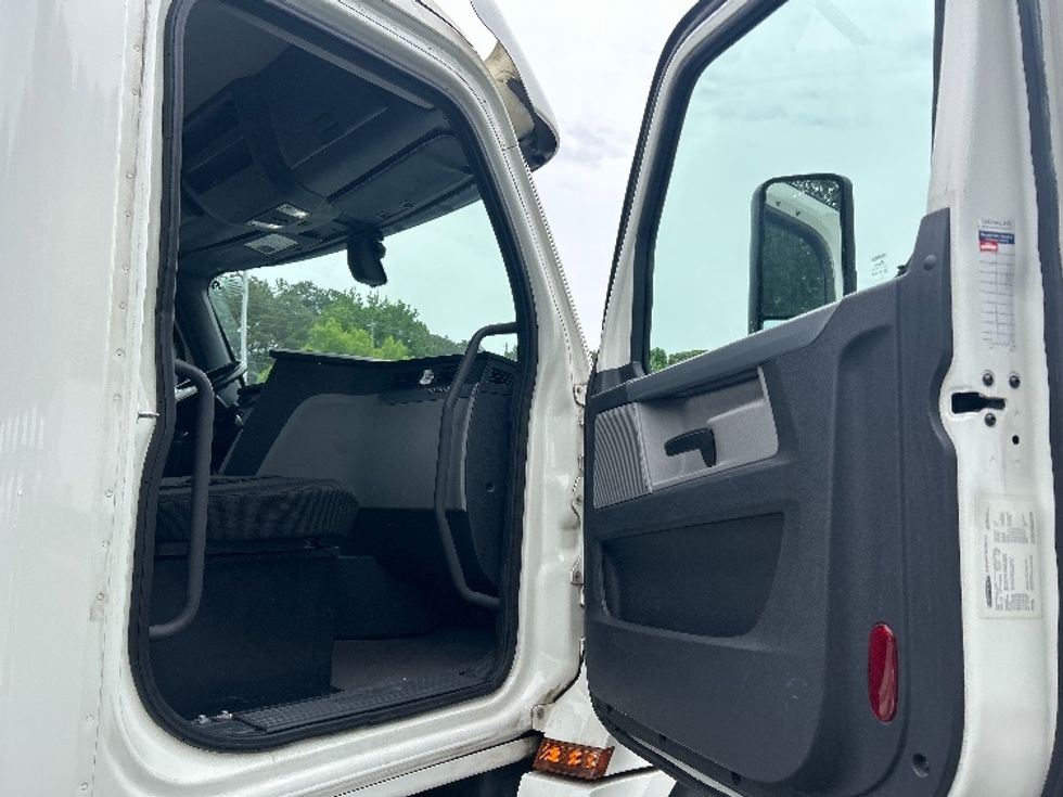 Day Cab Tractor-Heavy Duty Tractors-Freightliner-2019-T12664ST-Forest Park-GA-476,702\n\t\tmiles-$ 36,250 - Image 12