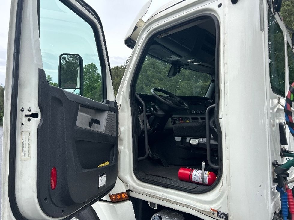 Day Cab Tractor-Heavy Duty Tractors-Freightliner-2019-T12664ST-Forest Park-GA-476,702\n\t\tmiles-$ 36,250 - Image 9
