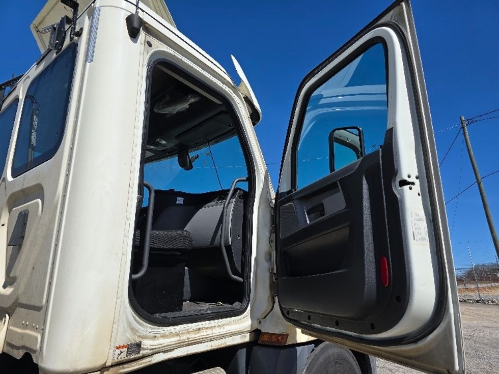 Day Cab Tractor-Heavy Duty Tractors-Freightliner-2019-T12664ST-Forest Park-GA-478,971\n\t\tmiles-$ 48,500 - Image 12
