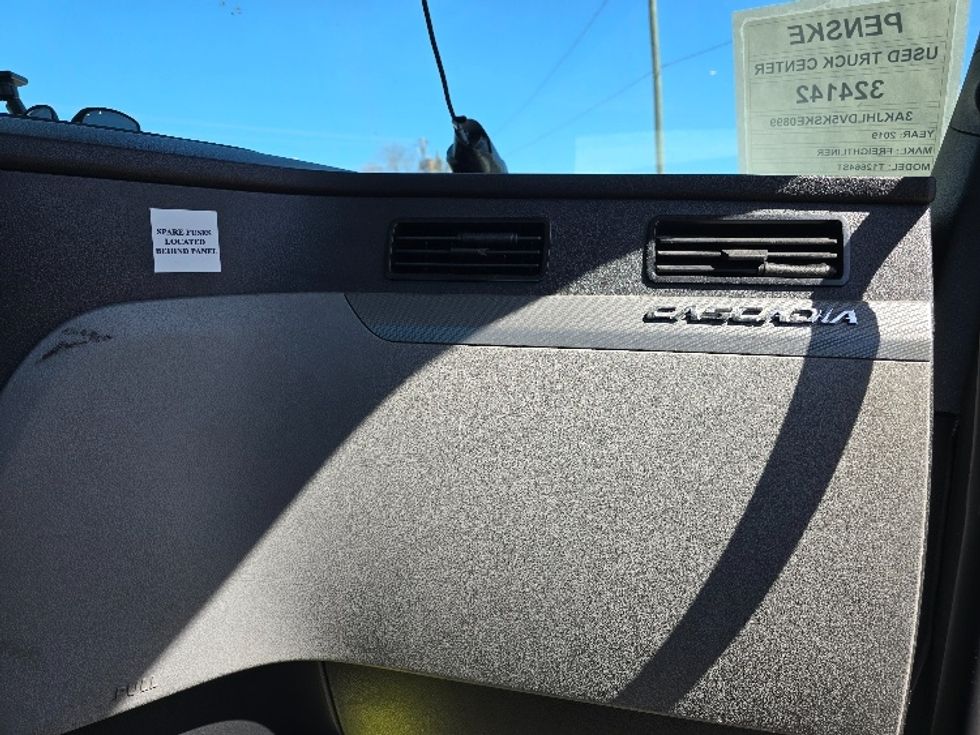 Day Cab Tractor-Heavy Duty Tractors-Freightliner-2019-T12664ST-Forest Park-GA-478,971\n\t\tmiles-$ 48,500 - Image 13