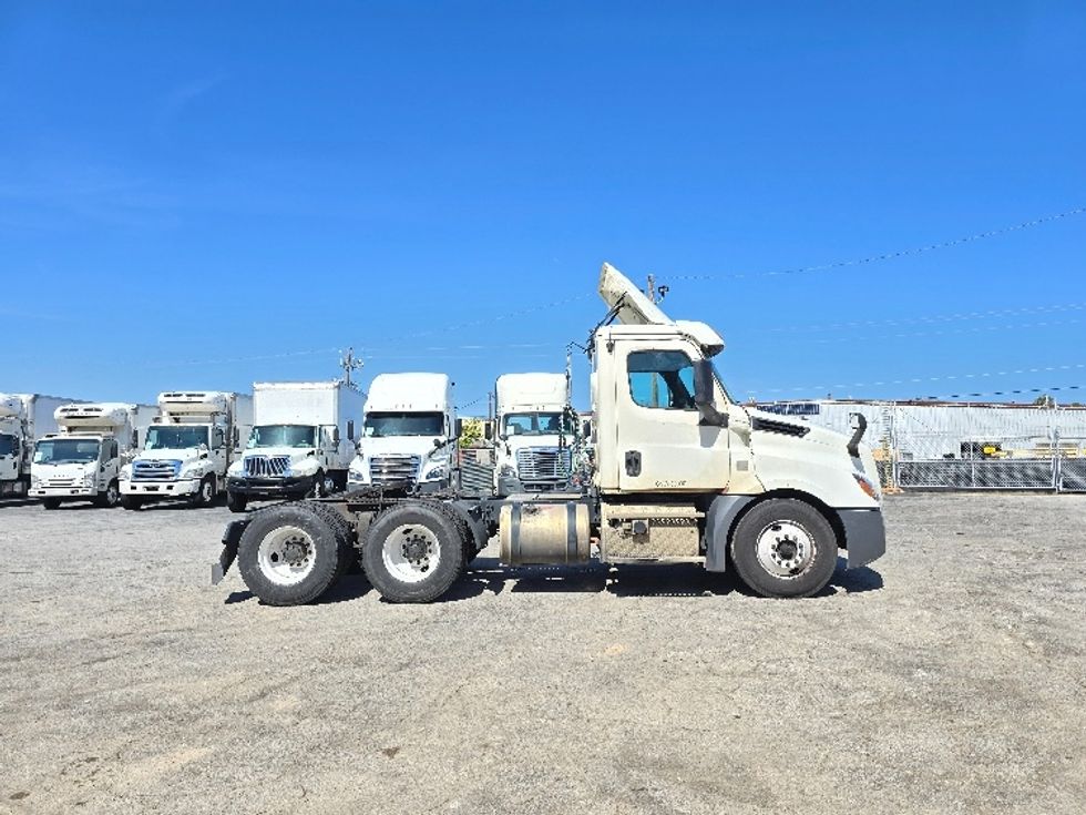 Day Cab Tractor-Heavy Duty Tractors-Freightliner-2019-T12664ST-Forest Park-GA-478,971\n\t\tmiles-$ 48,500 - Image 8