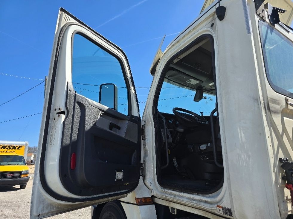 Day Cab Tractor-Heavy Duty Tractors-Freightliner-2019-T12664ST-Forest Park-GA-478,971\n\t\tmiles-$ 48,500 - Image 9