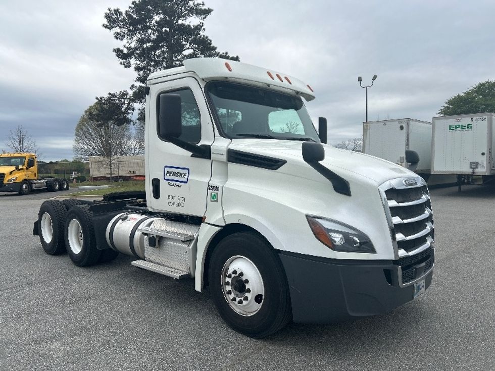 Day Cab Tractor-Heavy Duty Tractors-Freightliner-2019-T12664ST-Forest Park-GA-496,407\n\t\tmiles-$ 36,500 - Image 1