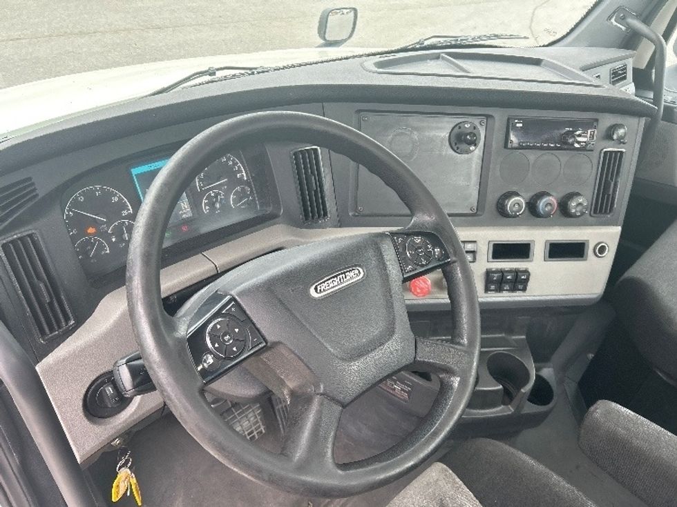 Day Cab Tractor-Heavy Duty Tractors-Freightliner-2019-T12664ST-Forest Park-GA-496,407\n\t\tmiles-$ 36,500 - Image 10