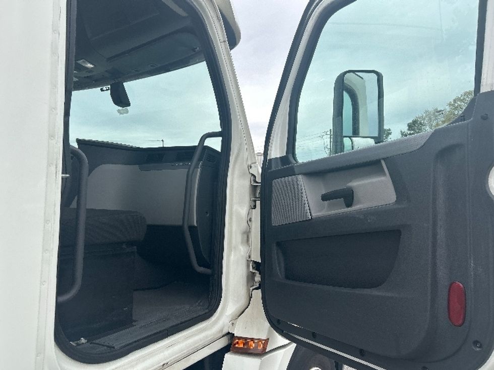 Day Cab Tractor-Heavy Duty Tractors-Freightliner-2019-T12664ST-Forest Park-GA-496,407\n\t\tmiles-$ 36,500 - Image 12