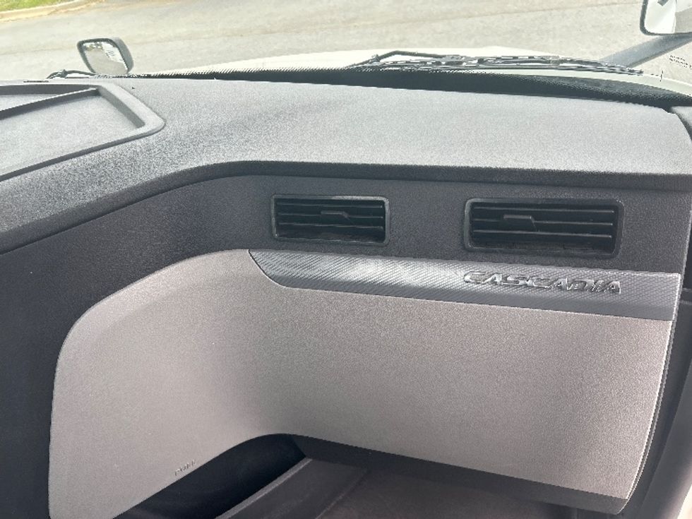 Day Cab Tractor-Heavy Duty Tractors-Freightliner-2019-T12664ST-Forest Park-GA-496,407\n\t\tmiles-$ 36,500 - Image 13