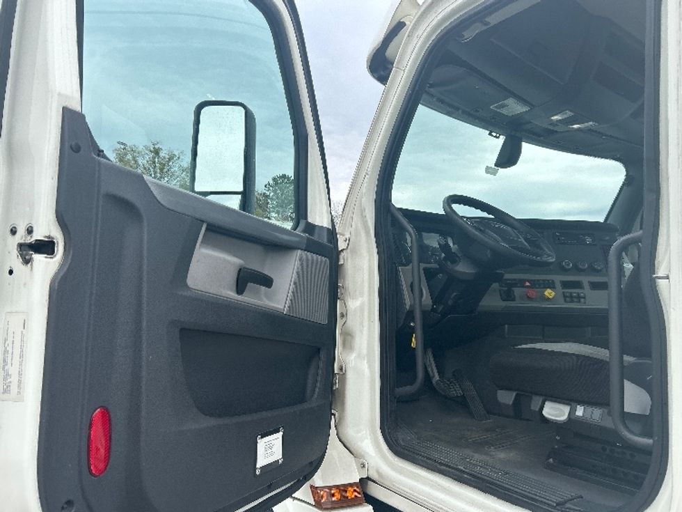 Day Cab Tractor-Heavy Duty Tractors-Freightliner-2019-T12664ST-Forest Park-GA-496,407\n\t\tmiles-$ 36,500 - Image 9