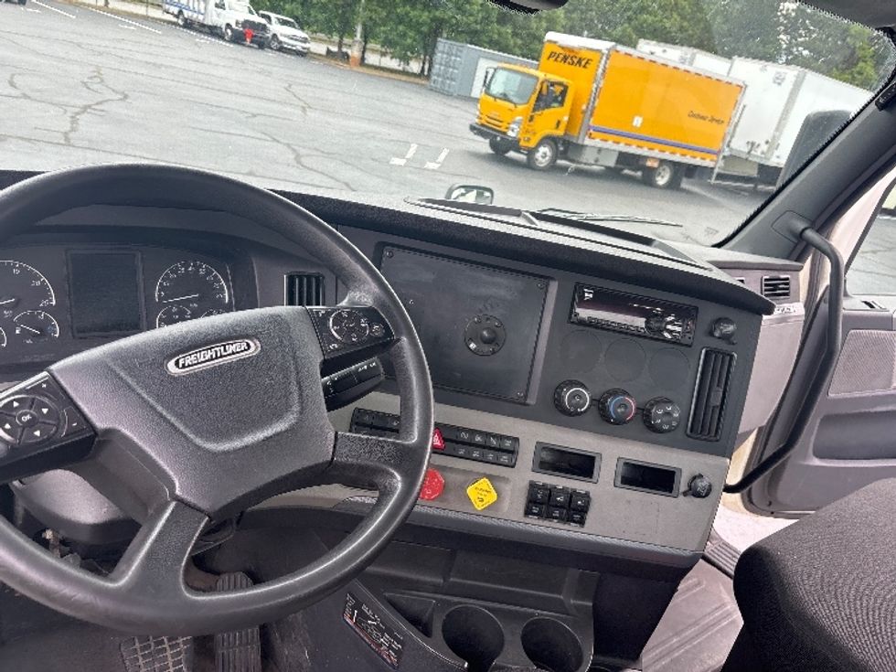 Day Cab Tractor-Heavy Duty Tractors-Freightliner-2019-T12664ST-Forest Park-GA-509,533\n\t\tmiles-$ 36,000 - Image 11